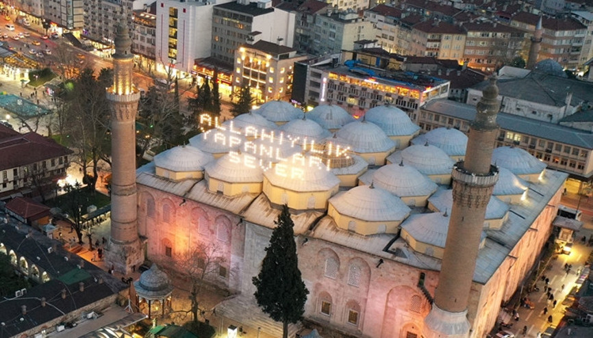 Bursadaki tarihi Ulu Camiye Allah iyilik yapanları sever yazılı mahya asıldı Bursadaki tarihi Ulu Camiye Allah iyilik yapanları sever yazılı mahya asıldı