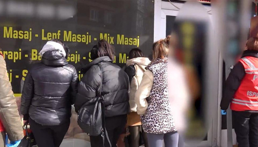 Ispartada masaj salonlarına fuhuş operasyonu Gizli geçitlerle ulaşılabilen VIP odalar tespit edildi