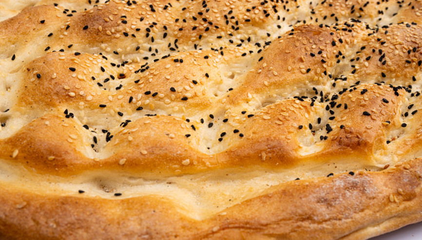 Yemeden duramıyoruz 100 gramı yaklaşık 250 kalori... Diyetteyken Ramazan pidesi yenir mi