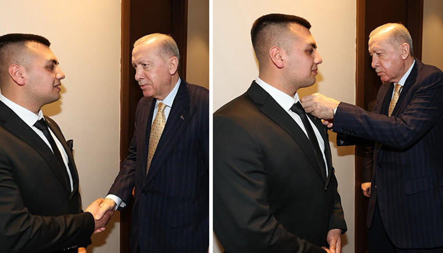 Cumhurbaşkanı Erdoğan, Burdurlu Recep Tayyip Erdoğana parti rozeti taktı