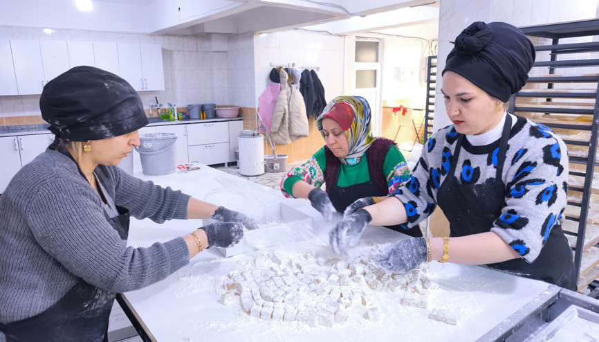 Kadın girişimciler, kurdukları imalathanede lokum üretiyor