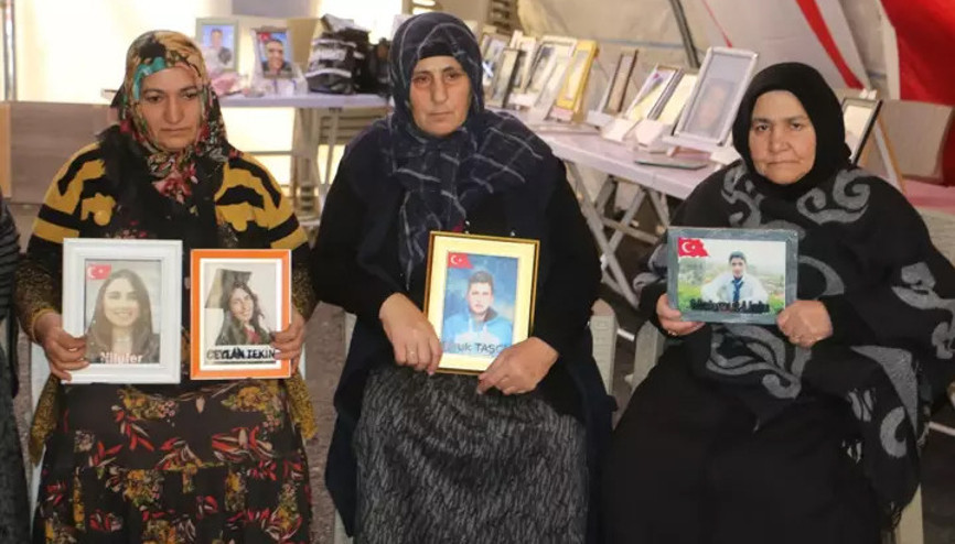 Evlat nöbetindeki anne anlattı: Terörsüz bir Türkiye istiyoruz, evlatlarımızı versinler