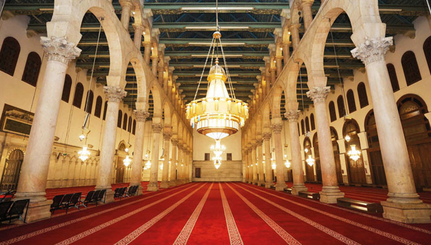 Emevi Camii’nin halıları serildi