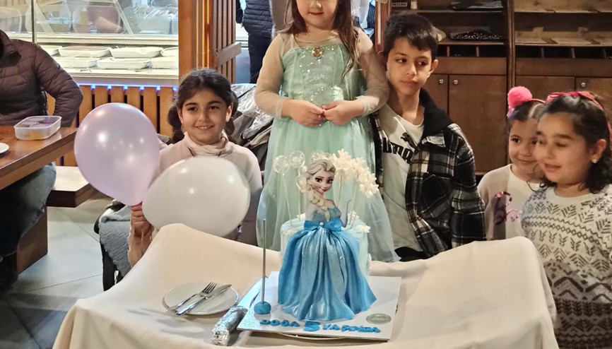 Şehit kızının doğum günü partisine polisler katıldı Şehit kızının doğum günü partisine polisler katıldı
