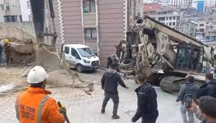 Kağıthane’de inşaat alanına çekilirken halat koptu, 200 tonluk iş makinası kaydı