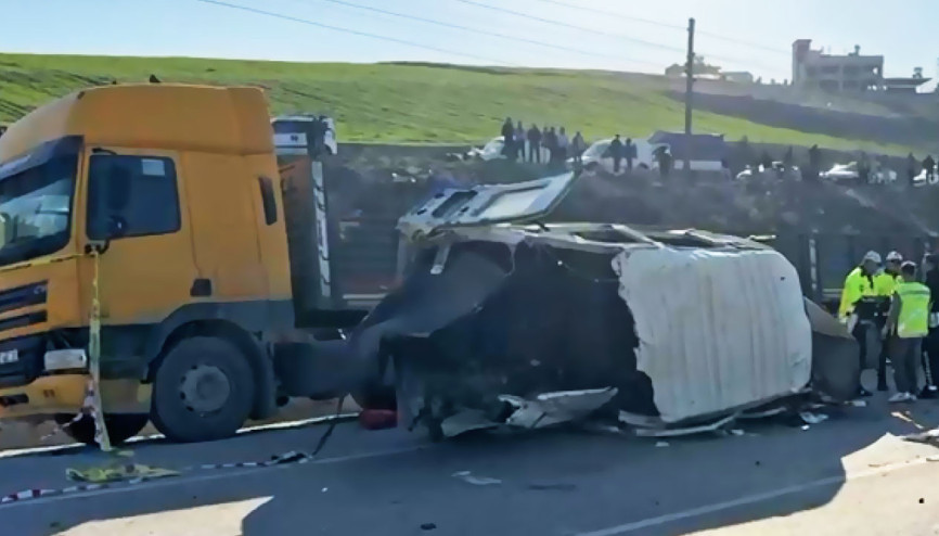 Hatayda TIR ile minibüs çarpıştı: Ölü ve yaralılar var