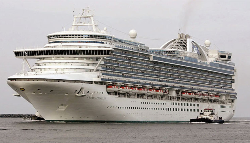 Lüks gemi dalgalardan zor kurtuldu Denizde panik