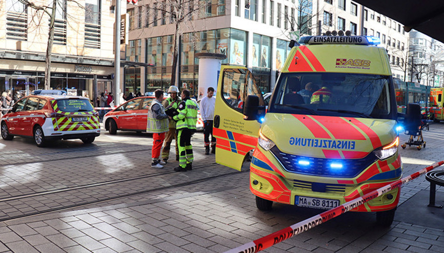 Almanyada araç kalabalığa daldı