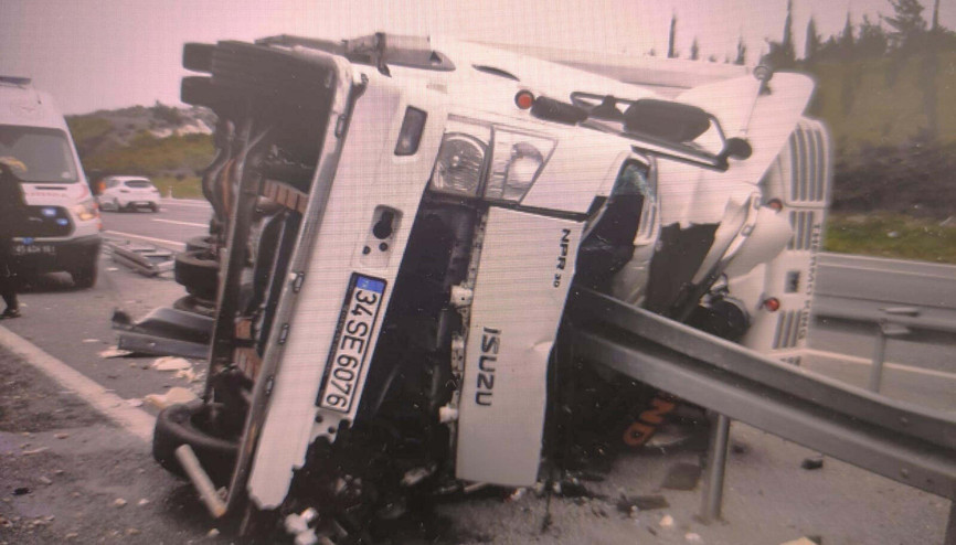 Manisada refüjdeki bariyerlere çarpıp, devrilen kamyonun şoförü öldü