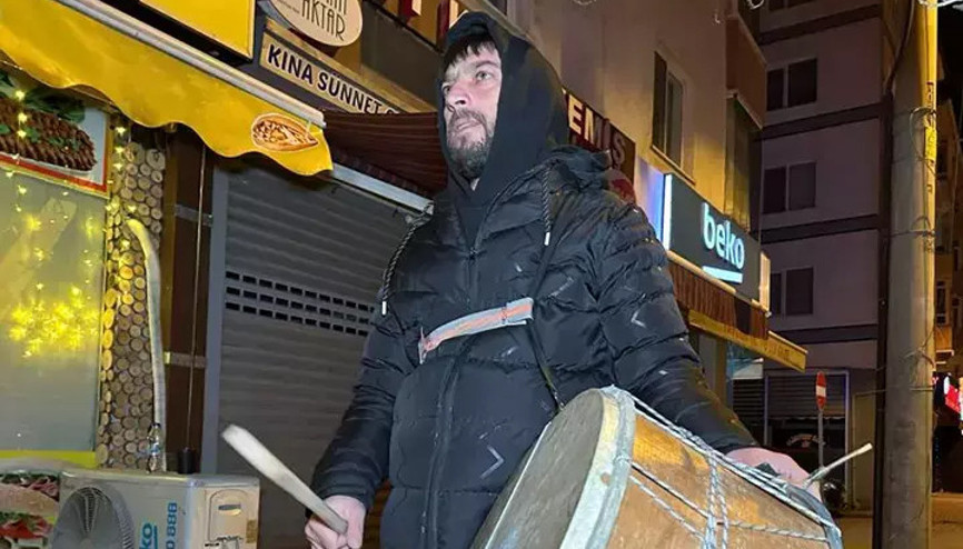 Ramazan davulcusundan gençlere ek iş tavsiyesi... İşte 45 dakika çalışıp 1 ayda kazandıkları para