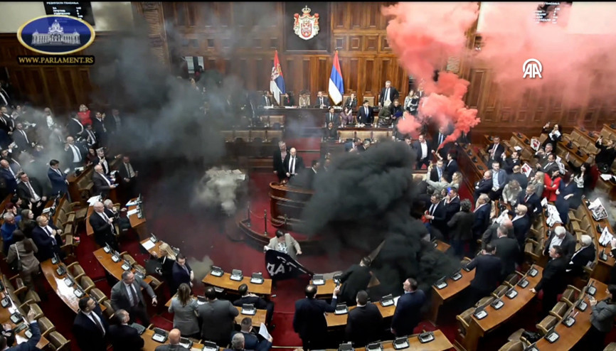 Sırbistan Meclisinde muhalefet ve iktidar milletvekilleri arasında kavga