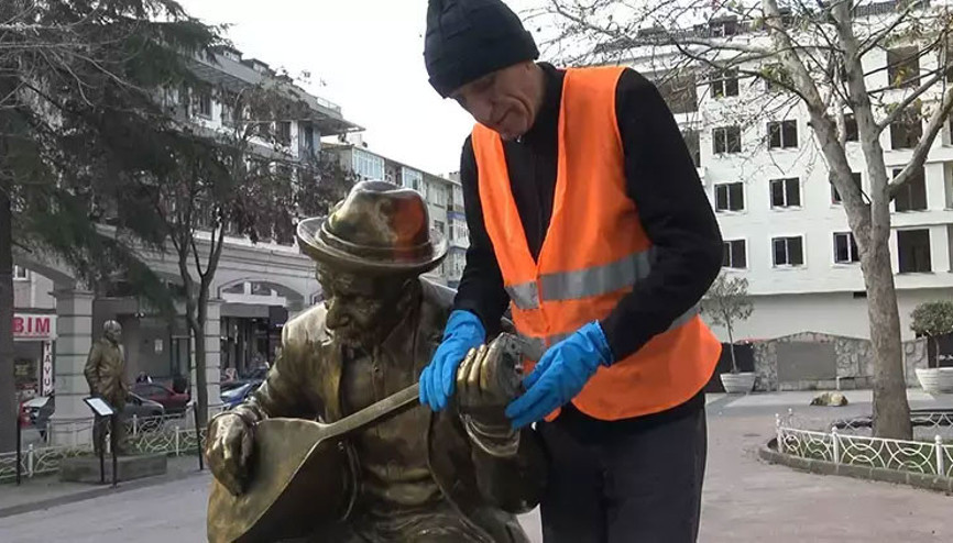 Avcılarda Aşık Veysel heykelinin sazını yine kırdılar