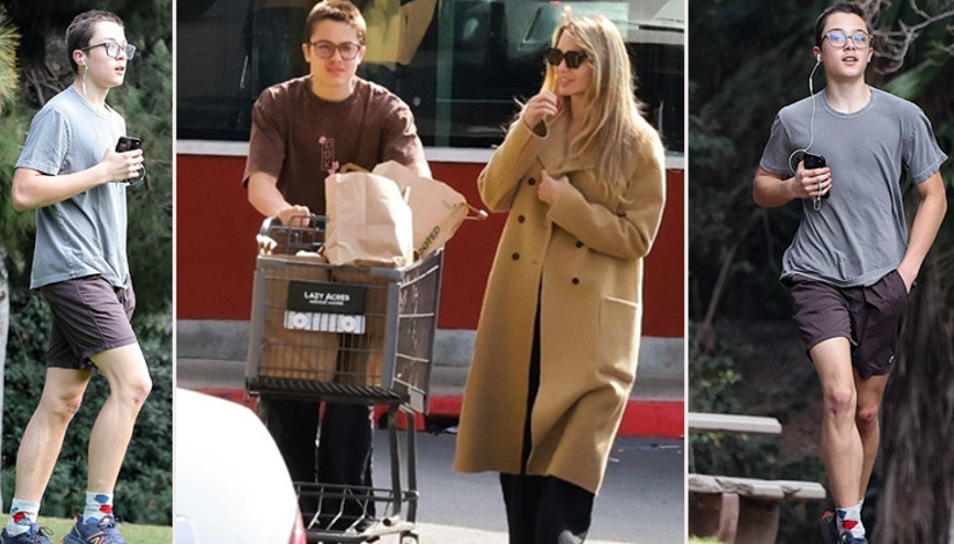 Annesinin küçücüğü meğer o yaşta o kasları böyle edinmiş... Ne de olsa babası... Kan çekiyor