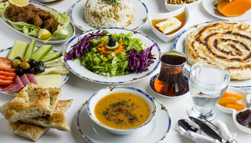 İftarda çorba, salata ve protein ağırlıklı beslenin İşte örnek bir iftar menüsü İftarda çorba, salata ve protein ağırlıklı beslenin İşte örnek bir iftar menüsü