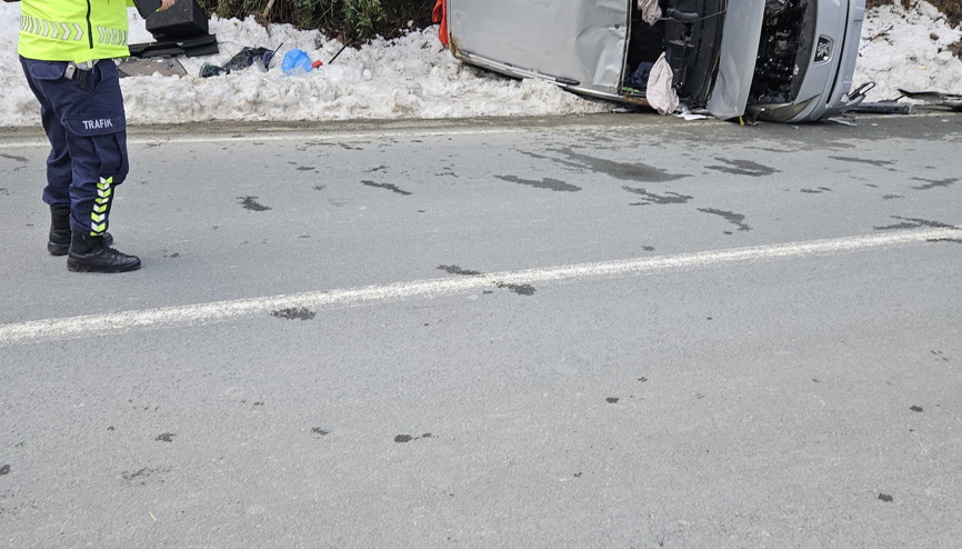 Minibüs ile hafif ticari araç çarpıştı: 3 yaralı