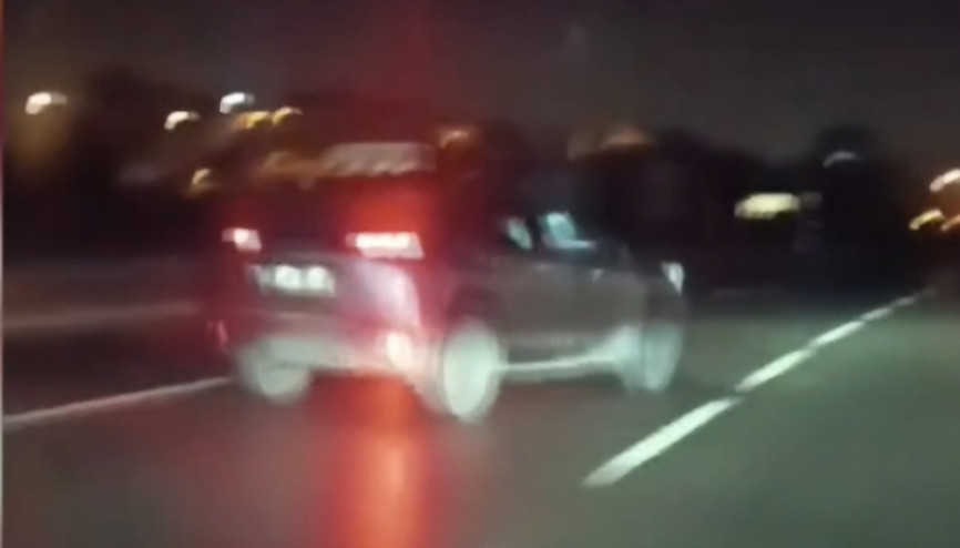 İstanbul - Trafikte makas atıp, silahla tehdit eden şüpheli yakalandı İstanbul - Trafikte makas atıp, silahla tehdit eden şüpheli yakalandı