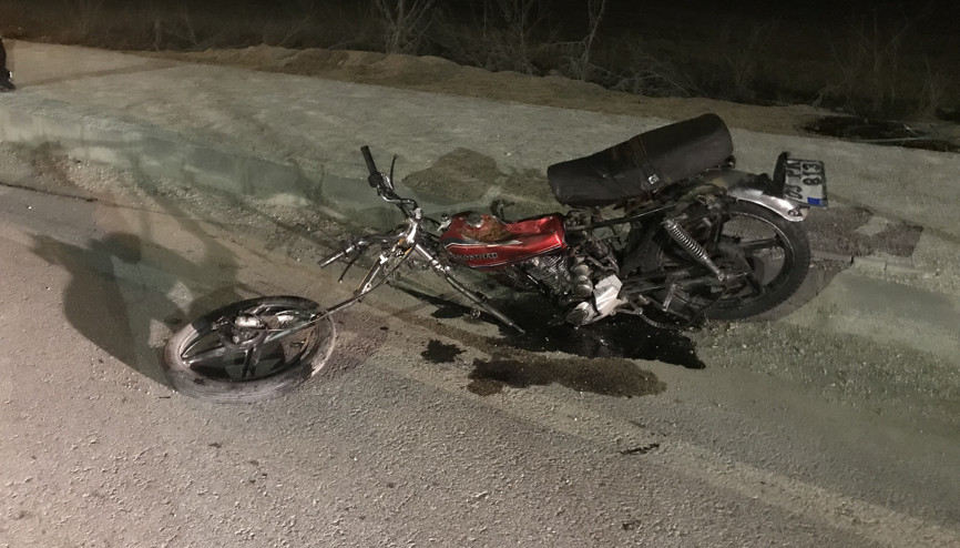 Motosikletle hafif ticari araç çarpıştı: 2 ölü, 1 yaralı Motosikletle hafif ticari araç çarpıştı: 2 ölü, 1 yaralı