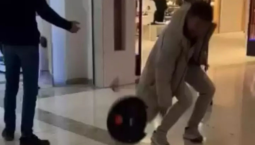 Sık sık arızalanan robot süpürgeyi, satın aldığı mağazanın önünde parçaladı