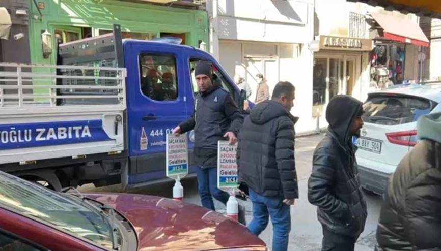 Karaköyde korsan otoparkçılara denetim; üzerinden silah çıktı