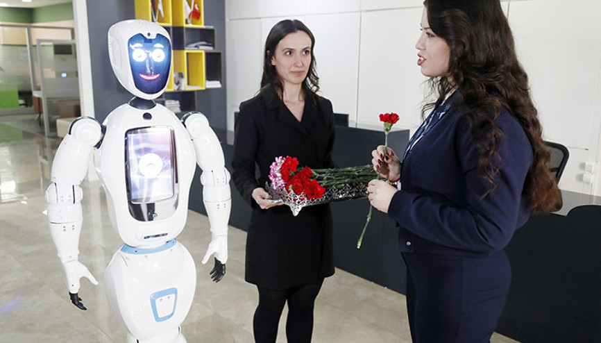 Robot öğretmen Adadan kadınlar günü mesajı Robot öğretmen Adadan kadınlar günü mesajı