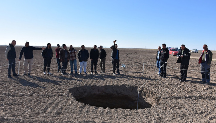 Karamanda korkutan görüntü Bu obruk çok ürpertici Köye yakın bir noktada Karamanda korkutan görüntü Bu obruk çok ürpertici Köye yakın bir noktada