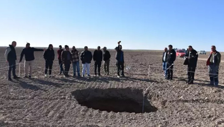 Karamanda tarlada 10 metre genişliğinde obruk oluştu Karamanda tarlada 10 metre genişliğinde obruk oluştu