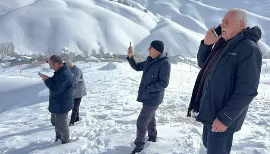 Yüksekovada telefonla konuşabilmek için karlı yolları aşıyorlar Yüksekovada telefonla konuşabilmek için karlı yolları aşıyorlar