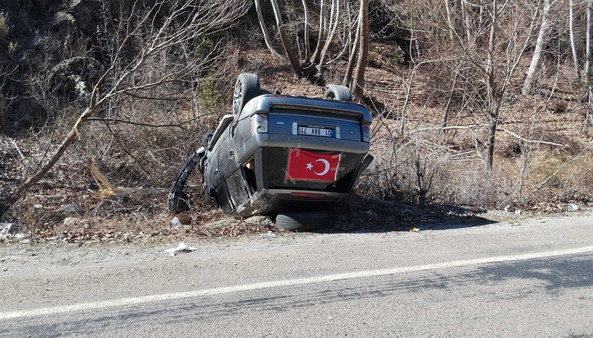 Adanada otomobil takla attı; 6 yaralı Adanada otomobil takla attı; 6 yaralı