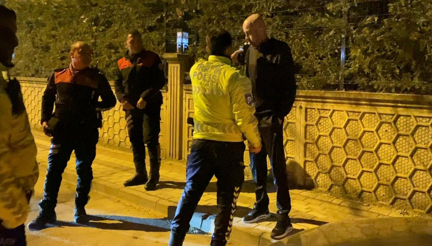 Trafik denetiminden kaçmaya çalışan sürücü alkollü çıktı: Amerikan polisi misiniz