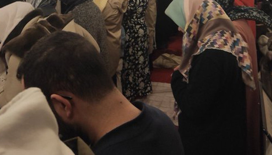 İstanbulda kaydedilmişti: Kadın ve erkeğin aynı safta yer aldığı namaza inceleme