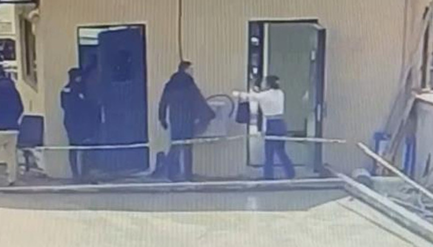 Şüpheli kadın karakolda ortalığı birbirine kattı: Kamerayı açıp polis ve bekçiye saldırdı... Hepinizin yüzünü çektim, siz göreceksiniz