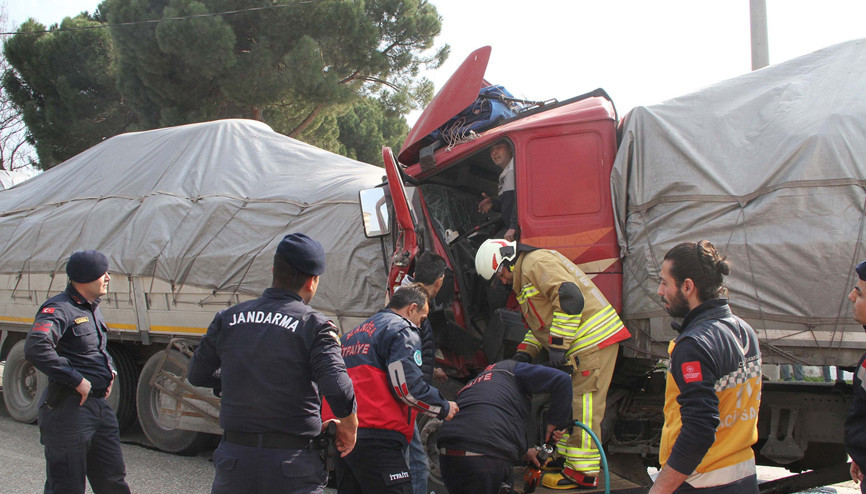 Manisada TIR, başka bir TIRa çarptı; şoförü yaralandı