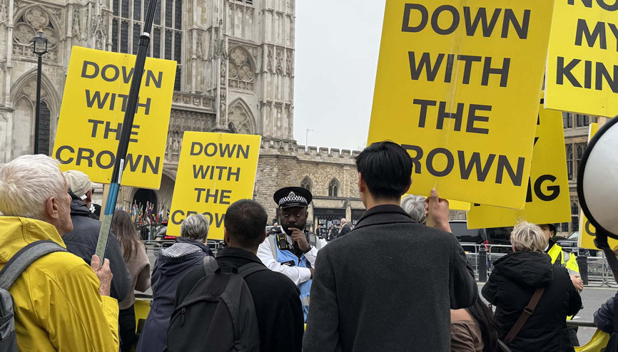 İngiltere’de monarşi karşıtlarından protesto