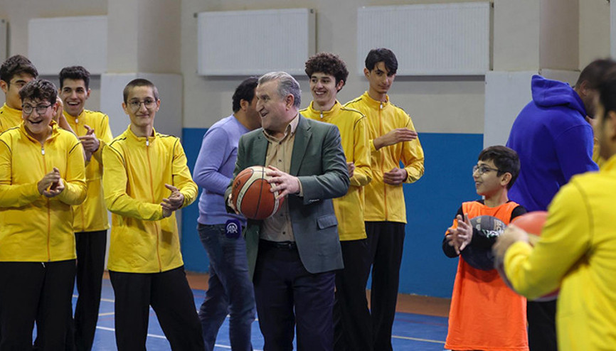 Bakan Bak okul sporları finallerinde gösteri maçına çıkıyor Bakan Bak okul sporları finallerinde gösteri maçına çıkıyor