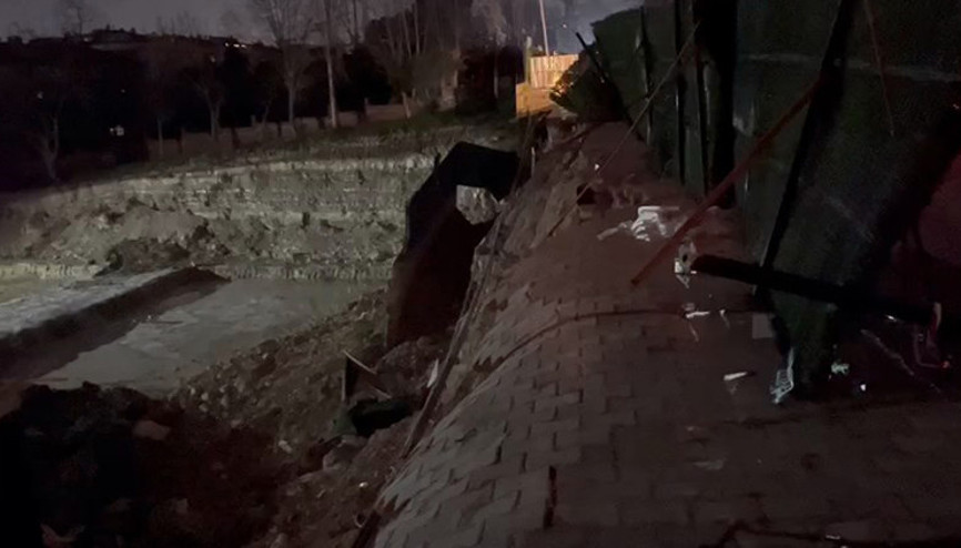 İstanbulda inşaat çalışması sırasında yol çöktü