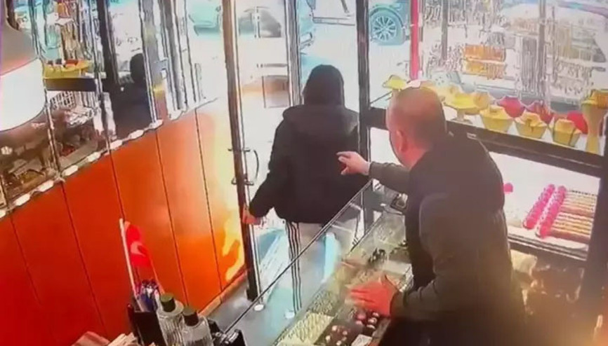 Kuyumcudan altın taç çaldı, savunması şaşkına çevirdi Kuyumcudan altın taç çaldı, savunması şaşkına çevirdi
