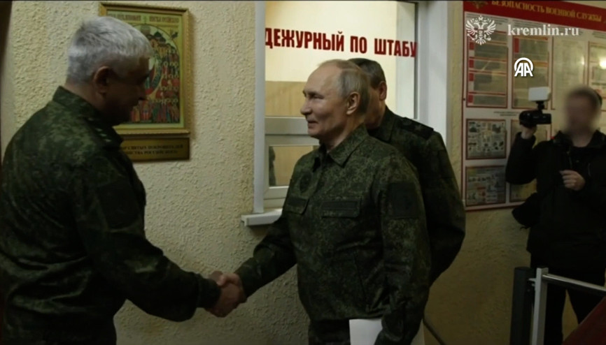 Rusya Devlet Başkanı Putin, askeri üniforma giyerek Kursku ziyaret etti