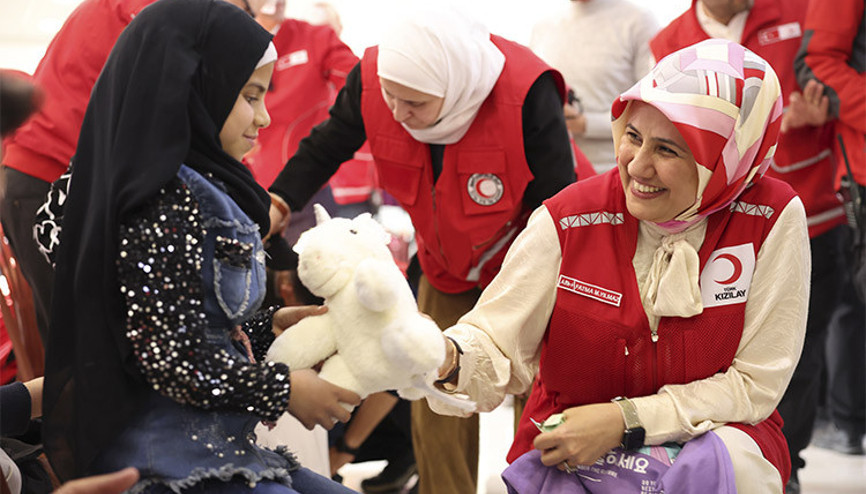 Kızılay’dan İdlib’de engelli kamplarında kalanlara yardım, yetimhanedeki çocuklara iftar Kızılay’dan İdlib’de engelli kamplarında kalanlara yardım, yetimhanedeki çocuklara iftar