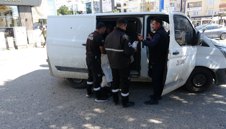 Para taşıyan zırhlı araç ile otomobil çarpıştı: Paralar çuvallarla nakledildi