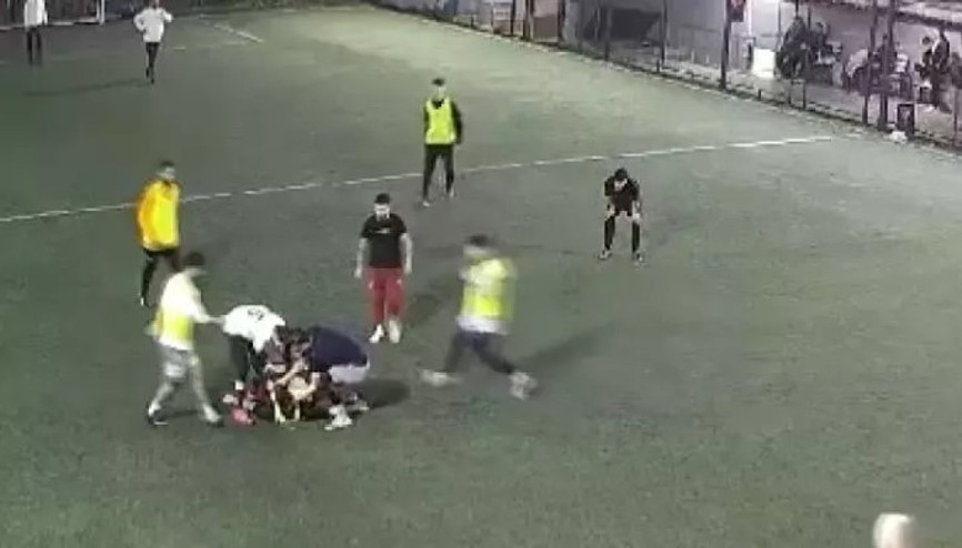 20 yaşındaki genç, halı sahada maç oynadığı esnada fenalaştı, hayatını kaybetti