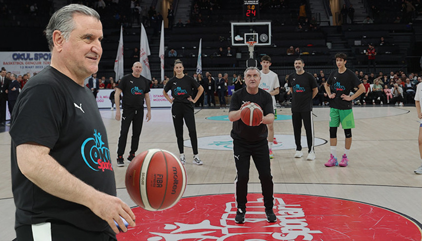 Gençlik ve Spor Bakanı Osman Aşkın Bak gösteri maçında parkeye çıktı Gençlik ve Spor Bakanı Osman Aşkın Bak gösteri maçında parkeye çıktı