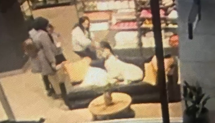 3 yaşındaki Elife AVMde köpek saldırdı; o anlar kamerada