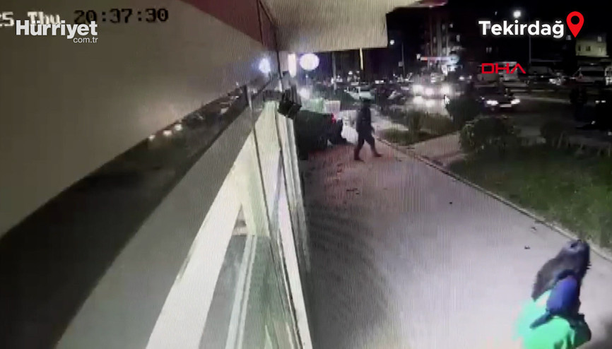 Alkollü sürücünün otomobille yayalara çarpıp, markete girdiği kaza kamerada: 3 yaralı