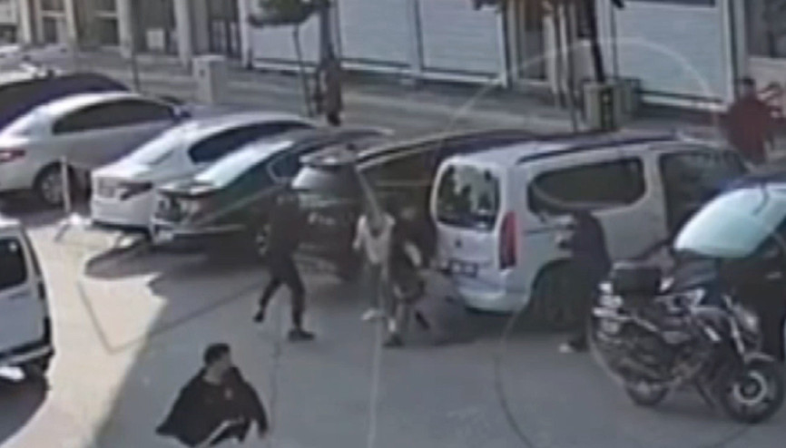 Saldırıya uğrayan eşini tabancayla koruyan kadın kamerada