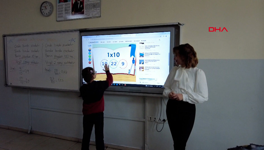 Gülsevim öğretmen, matematik dersini oyun ve şarkılarla öğretiyor Gülsevim öğretmen, matematik dersini oyun ve şarkılarla öğretiyor