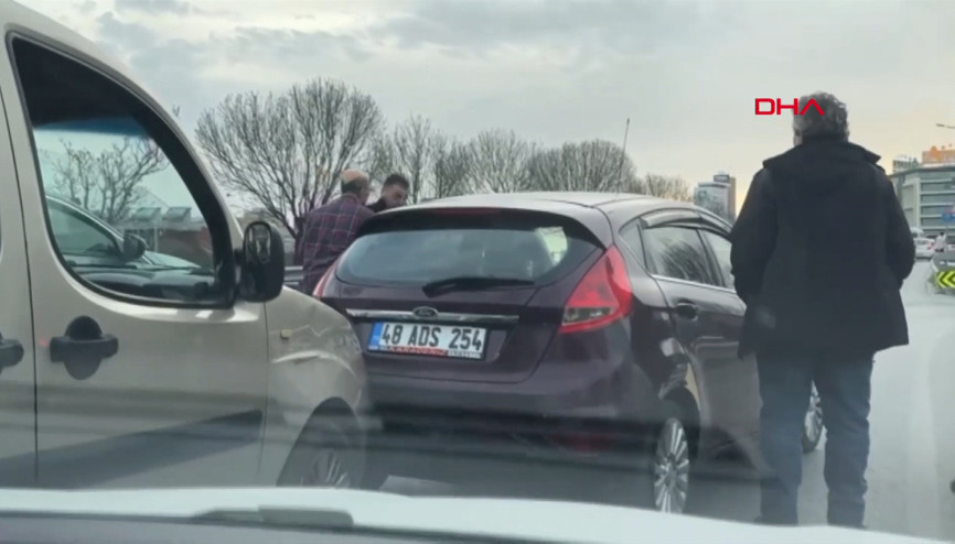 İstanbulda trafikte maganda dehşeti: Tartıştığı sürücüyü darbedip aracının aynasını kırdı İstanbulda trafikte maganda dehşeti: Tartıştığı sürücüyü darbedip aracının aynasını kırdı