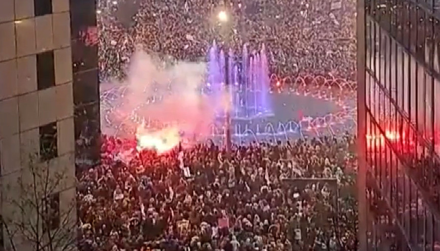 Sırbistan’da hükümet karşıtı öğrenci gösterilerine on binlerce kişi katıldı Sırbistan’da hükümet karşıtı öğrenci gösterilerine on binlerce kişi katıldı