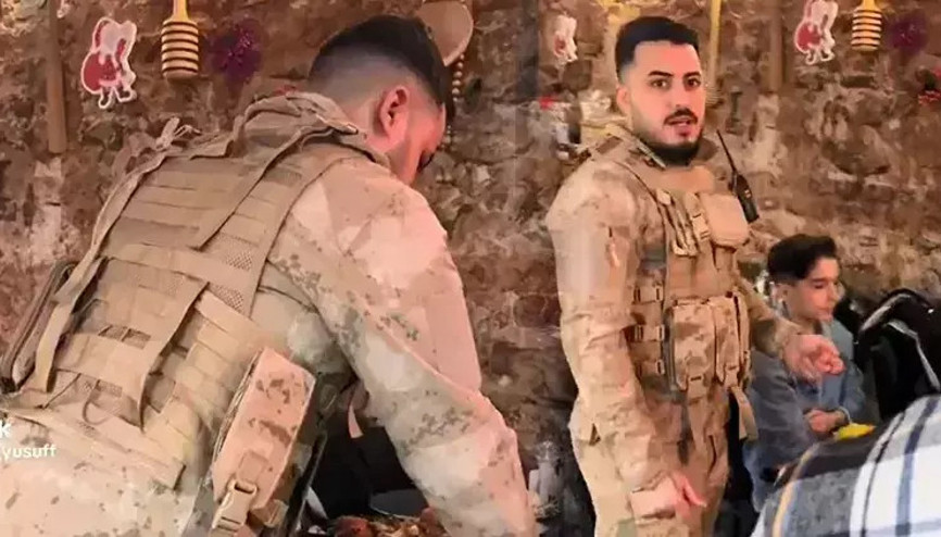 Görüntüler tepki çekmişti... Restoranda üniformalı serviste ceza belli oldu Şaşkına çeviren sosyal medya savunması Görüntüler tepki çekmişti... Restoranda üniformalı serviste ceza belli oldu Şaşkına çeviren sosyal medya savunması