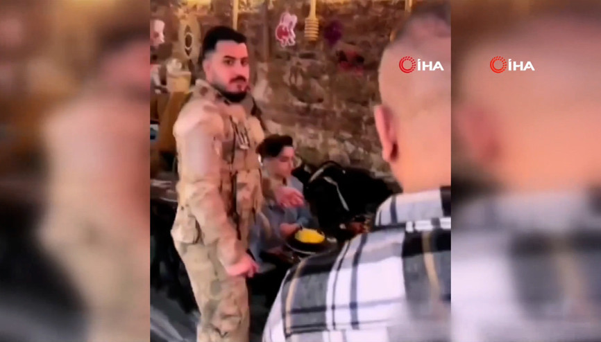 Restoranda askeri üniforma ile müşterilere servis yapan sanığa 1 yıl 6 ay hapis cezası Restoranda askeri üniforma ile müşterilere servis yapan sanığa 1 yıl 6 ay hapis cezası