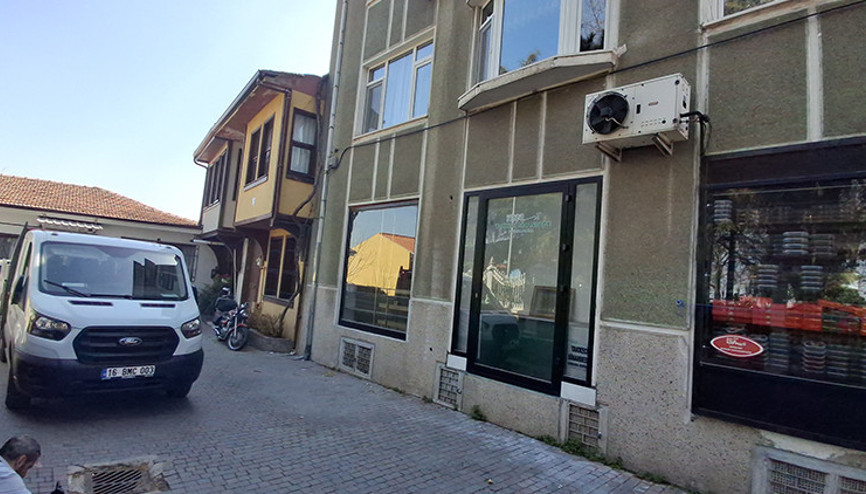 Bursadaki 5 katlı binanın altında şaşkına çeviren manzara... Özel cam bölmede koruma altında: Görenler gelip dua ediyor Bursadaki 5 katlı binanın altında şaşkına çeviren manzara... Özel cam bölmede koruma altında: Görenler gelip dua ediyor